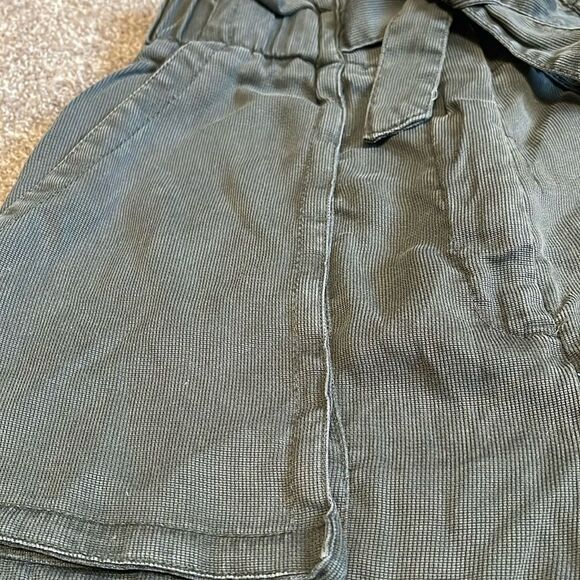 H&M Paper Bag High Waisted Tie Waist Belted, soft loose Shorts dark green - Picture 5 of 12